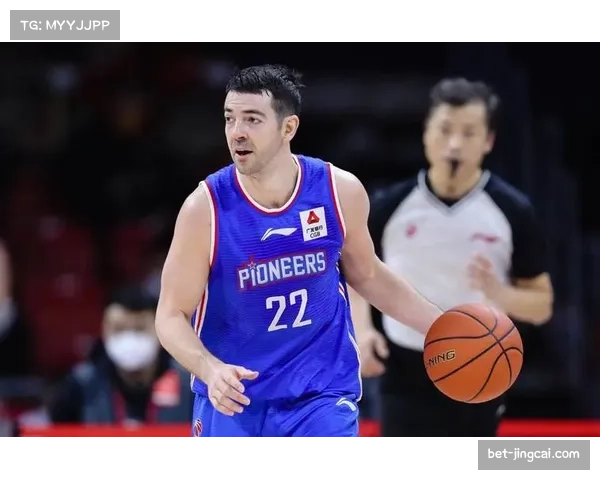 新疆队强化无限换防和全场紧逼以破坏对手进攻节奏